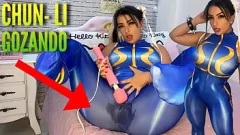 play Hentai Chun Li Cosplay: Hitachi Orgasmo Batiendo las bragas y pantalones Ahegao